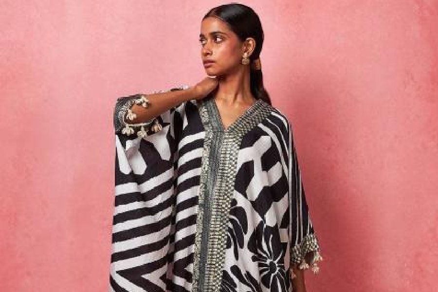 Delivering the bohochic vibe on point is this easy-breezy silk kaftan in monochrome. Sequins and shell detailing add a festive touch to it.
