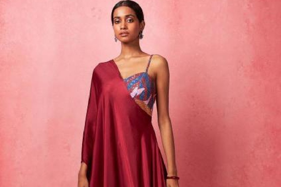 Minimal, flowy and full of grace, this maroon draped dress with sequin detailing will speak of your fine fashion taste.