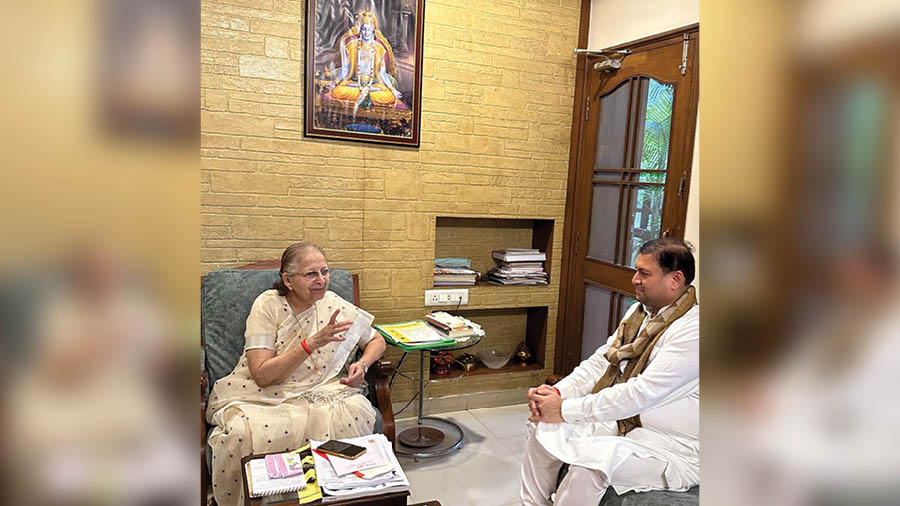 Sundeep Bhutoria in conversation with retired veteran politician Sumitra Mahajan