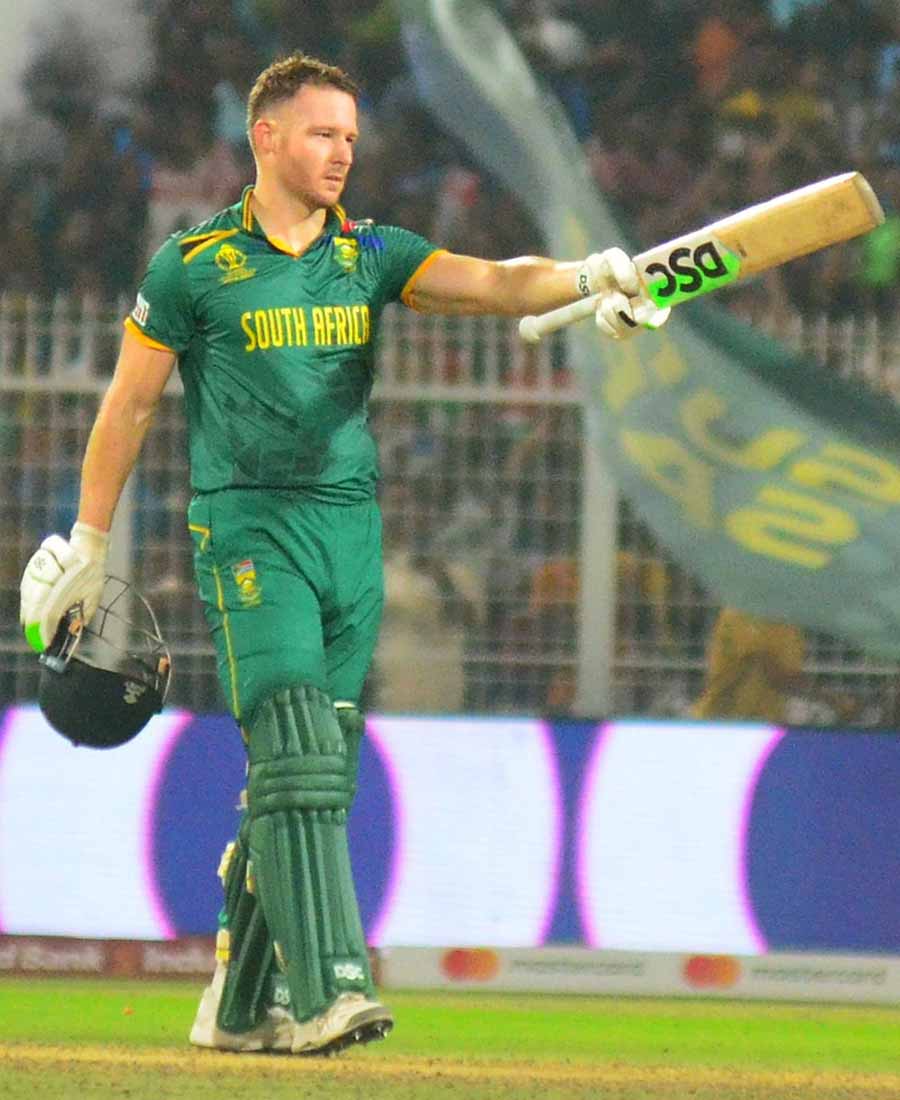 David Miller raises his bat after hitting a century. He fell to Pat Cummins soon after, caught by Travis Head. The hard-hitting batsman almost single-handedly built South Africa’s total of 212. Heinrich Klassen, also dismissed by Head, scored 47. The rest of the South African batsmen could barely make it to double figures