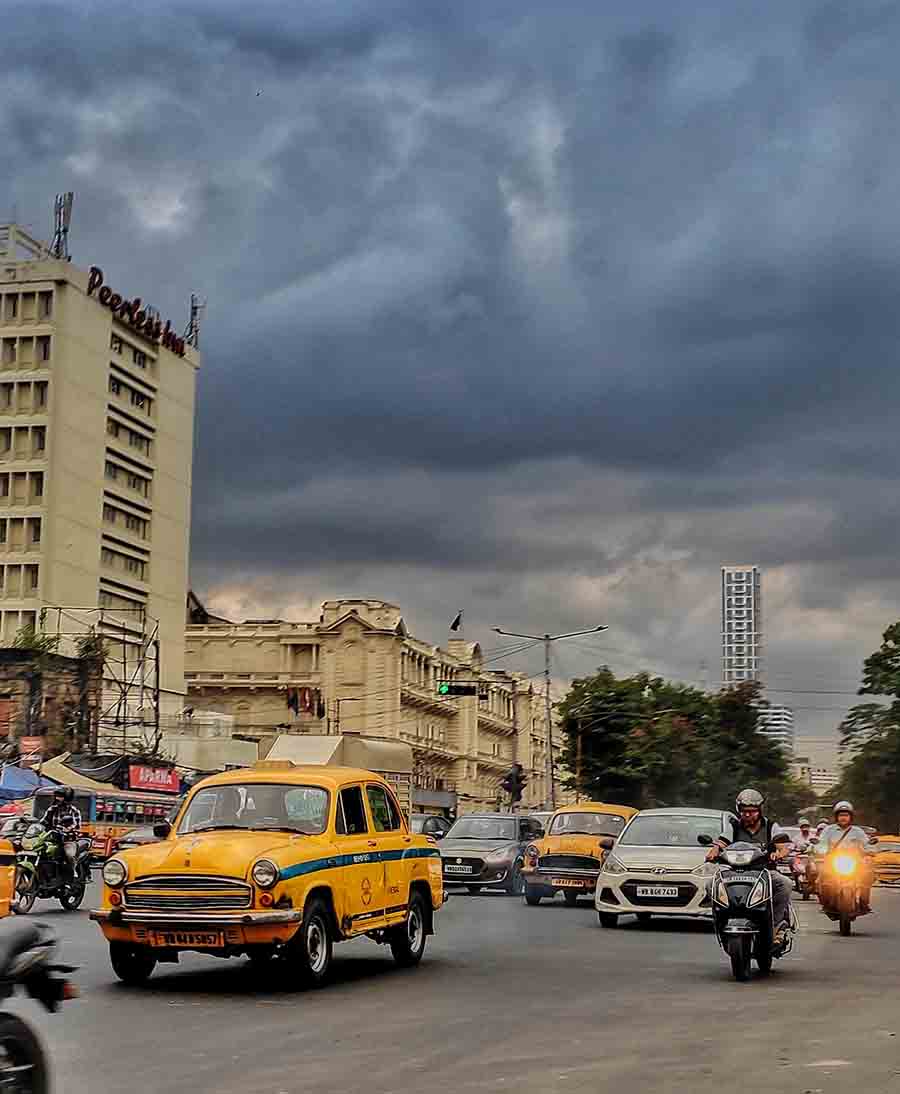 Kolkata experienced a gloomy weather with chilly winds on Friday due to the cyclone 'Midhili' that made its landfall in Bangladesh  