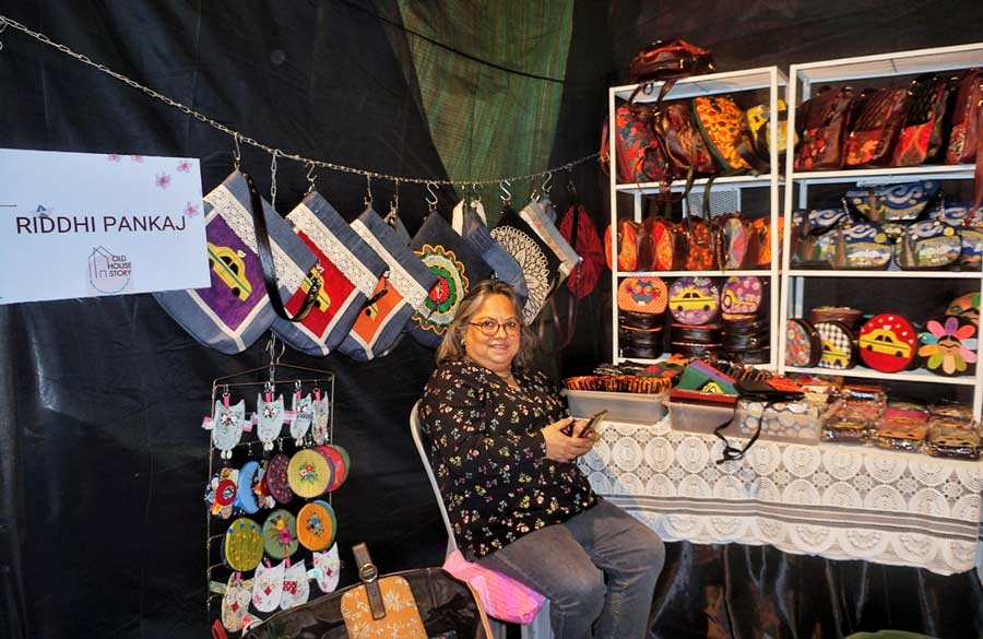 Riddhi Kapoor has brought her finest collection of leather bags with hand embroidery work. Her Van Gogh and Kolkata Taxi ranges of bags are definitely turning heads at the pop-up 