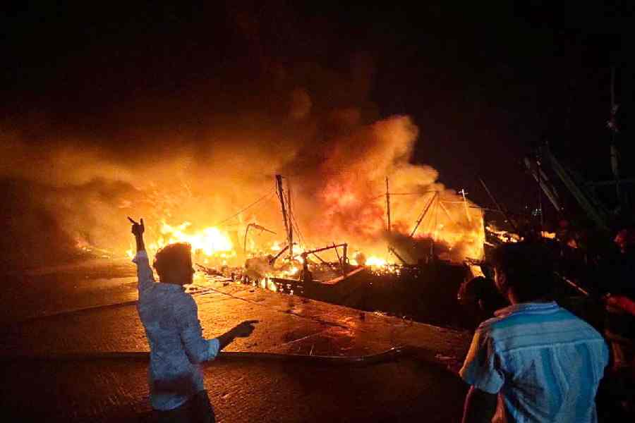Visakhapatnam  35 boats gutted in fire at Visakhapatnam, police search for  group which partied in one of them - Telegraph India