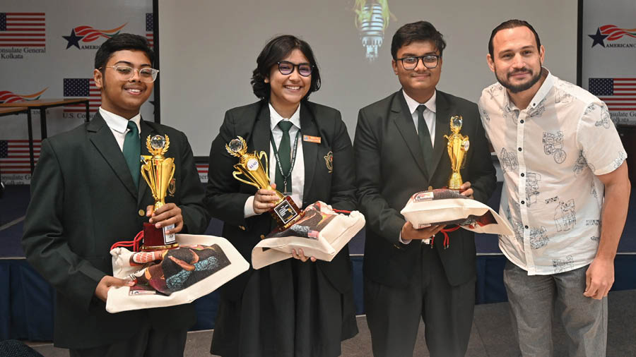 (L-R) Priyangshu Chaterjee, Mahasri Bhattacharjee and Mitadru Dasgupta from Delhi Public School, Ruby Park, were crowned the Best Team. ‘We prepared for this debate for a week, and faced a worthy set of opponents. The win was especially big for our newly founded debating society,’ said Dasgupta
