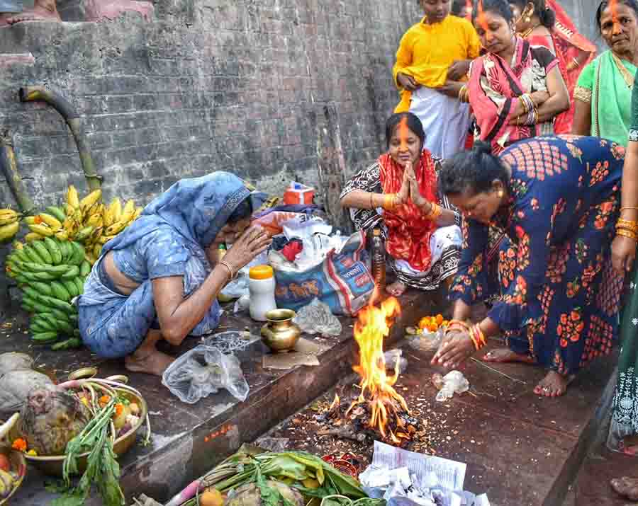 The last round of Chhath Puja rituals are performed at a north Kolkata ghat 