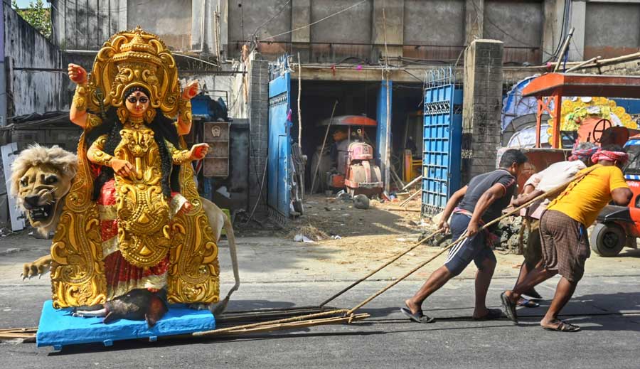 Jagaddhatri idols being ferried to puja pandals from Kumartuli on Astami 