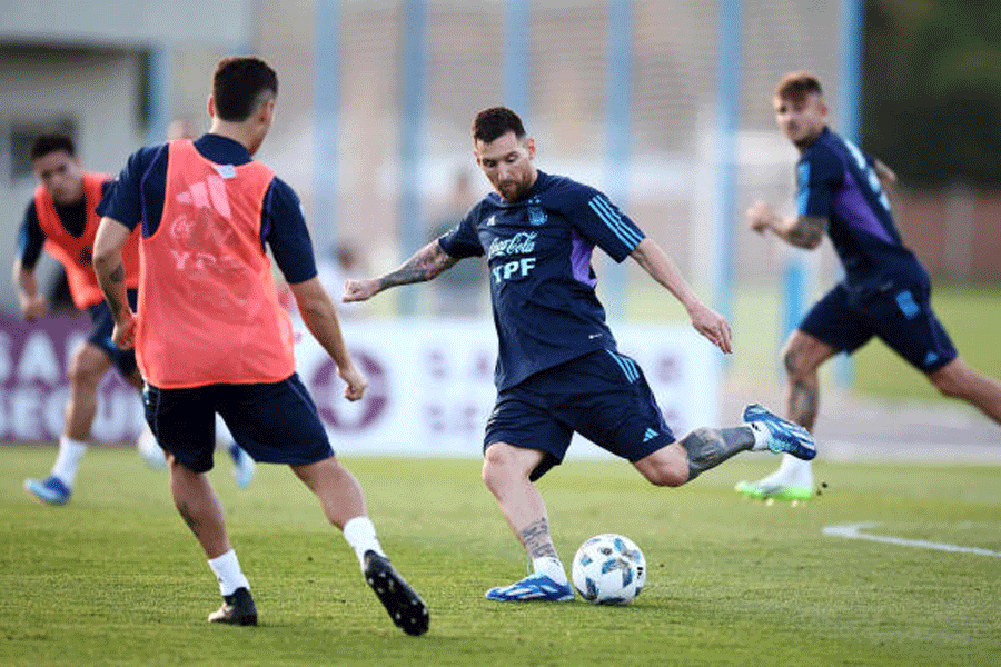 🌍🏆 The World Champion is in Rio! Messi, De Paul, and Paredes have just arrived in Brazil. Excitement builds as the football stars prepare for the upcoming events. 5