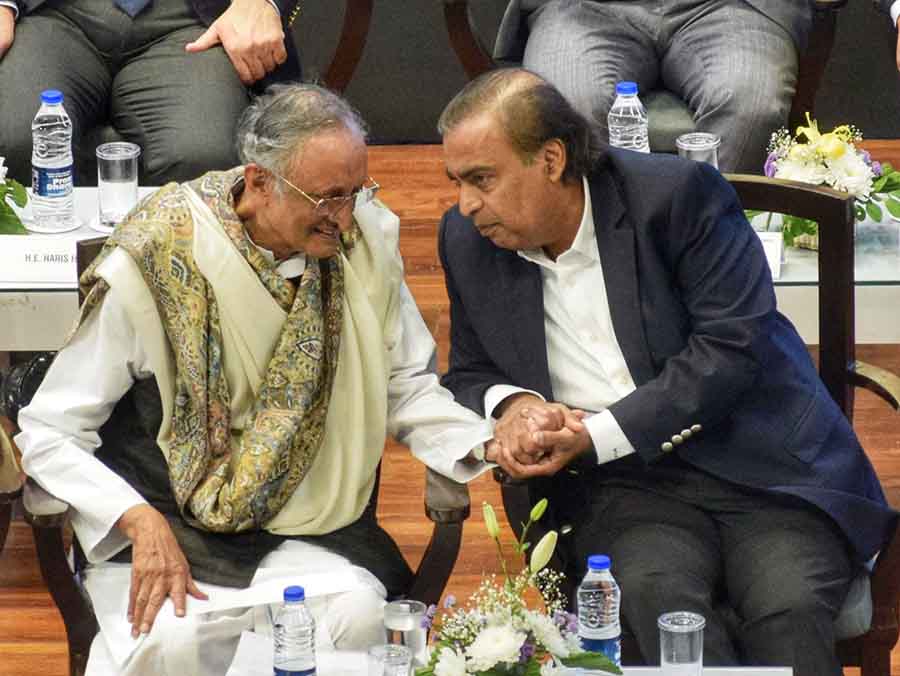 Mukesh Ambani interacts with Amit Mitra,  the current special adviser to chief minister of West Bengal on finance