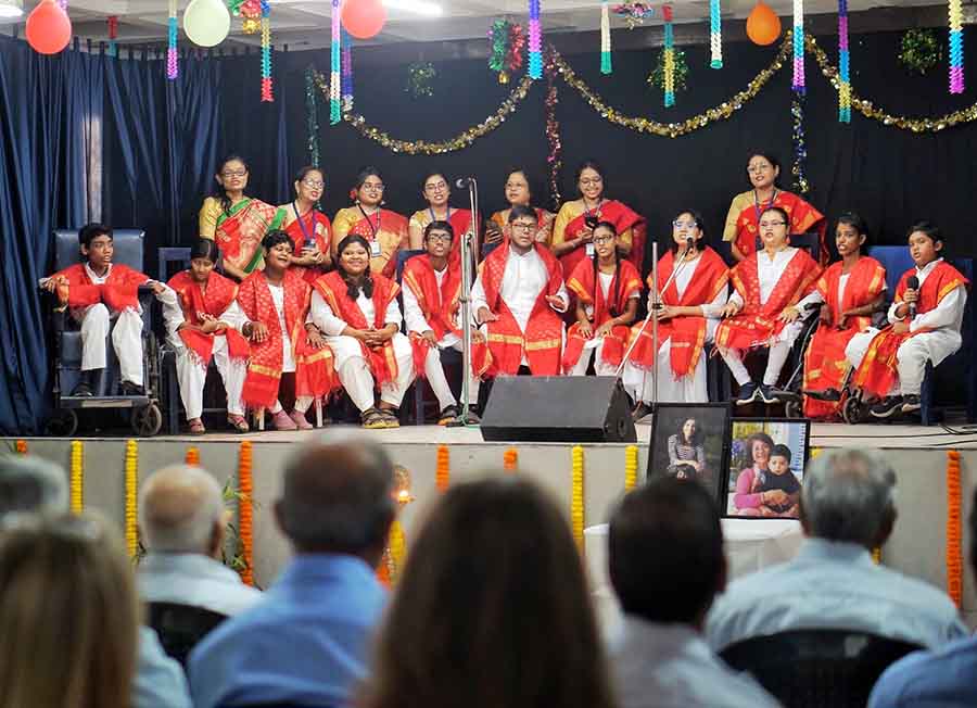 The first performance was by the IICP music band. They performed a medley of popular Bengali and Hindi songs such as ‘Akash keno dake’, ‘Ei chhotto chhotto paye’, ‘Yeh tara woh tara’ and ‘Chanda chamke’ among others. This was followed by a video presentation tracing IICP’s journey of 49 years and a dance performance by the younger students of the institute