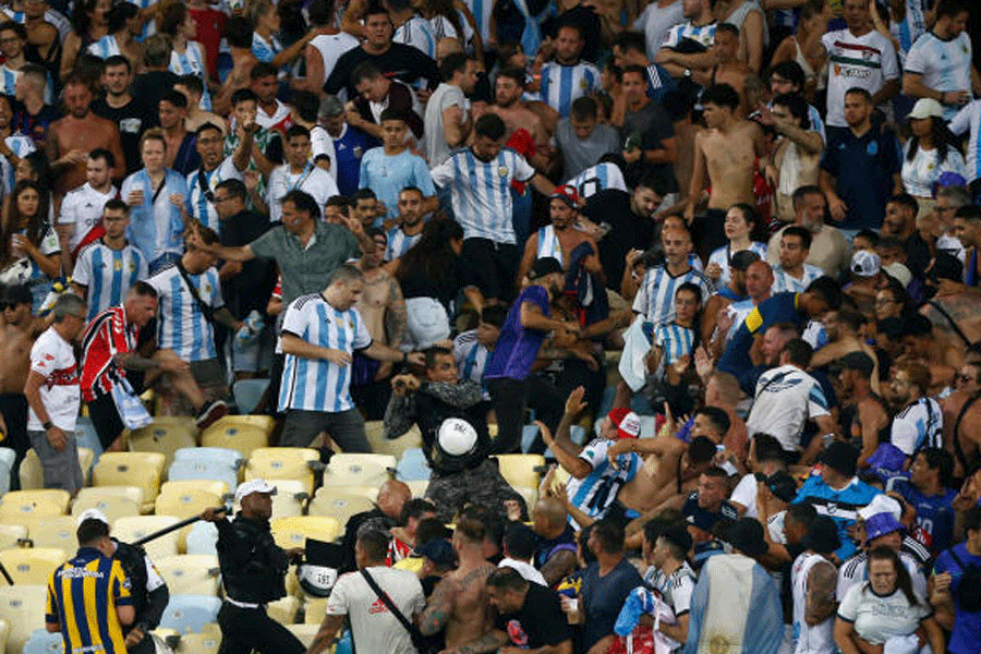 Argentina hand Brazil third straight loss after crowd trouble at Maracana