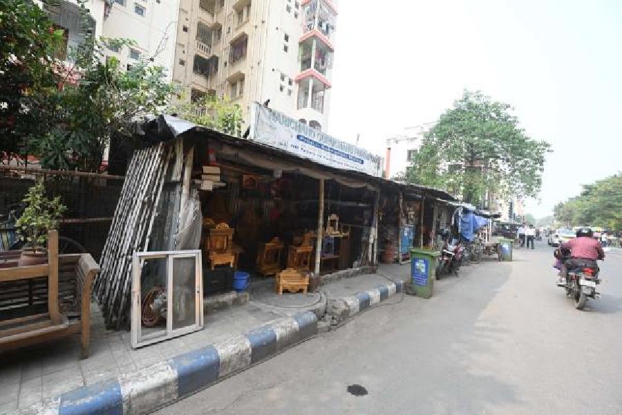 Hawkers’ stalls along the road behind Nazrul Tirtha. The stretch was cleared of encroachments in August