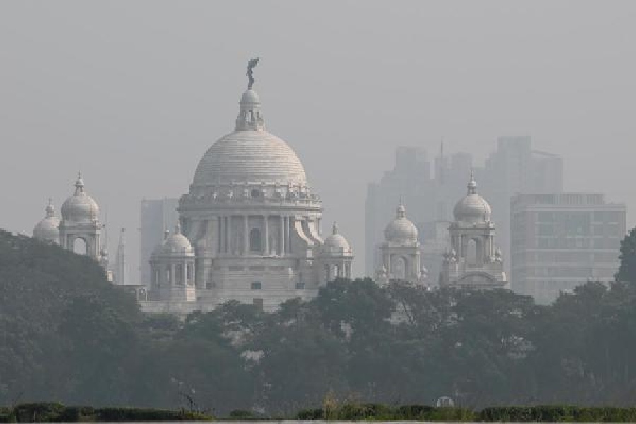The Victoria Memorial shrouded in smog around noon