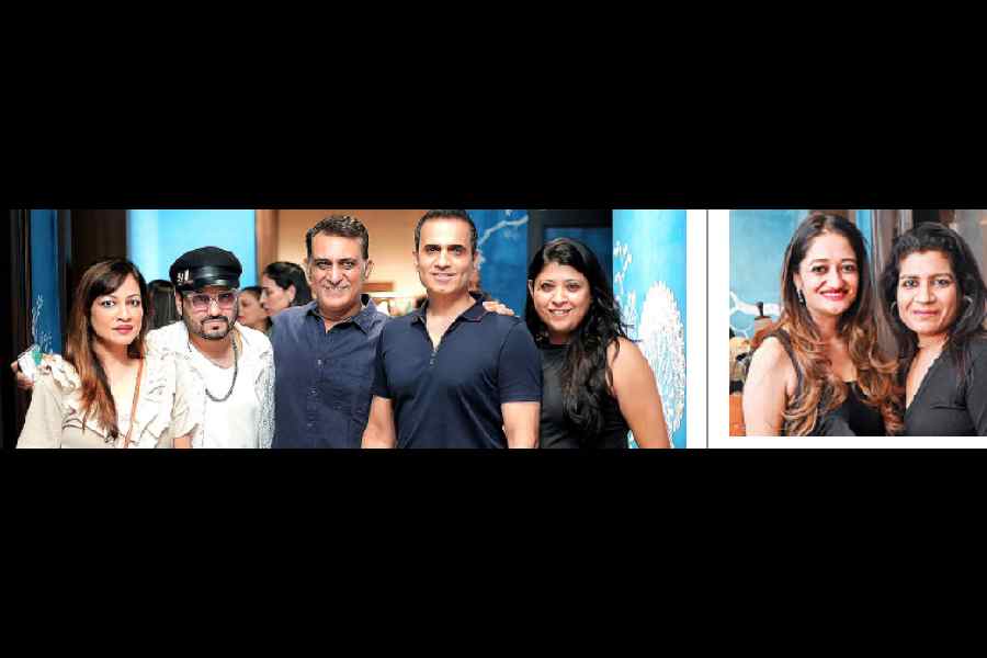 (L-R) Shikha Metharamani, Sidhant Jaitha, Sawan Khuller, Vicky Metharamani and Sunaina Agarwal. Avanti Jhunjhunwala and Manisha Jhunjhunwala