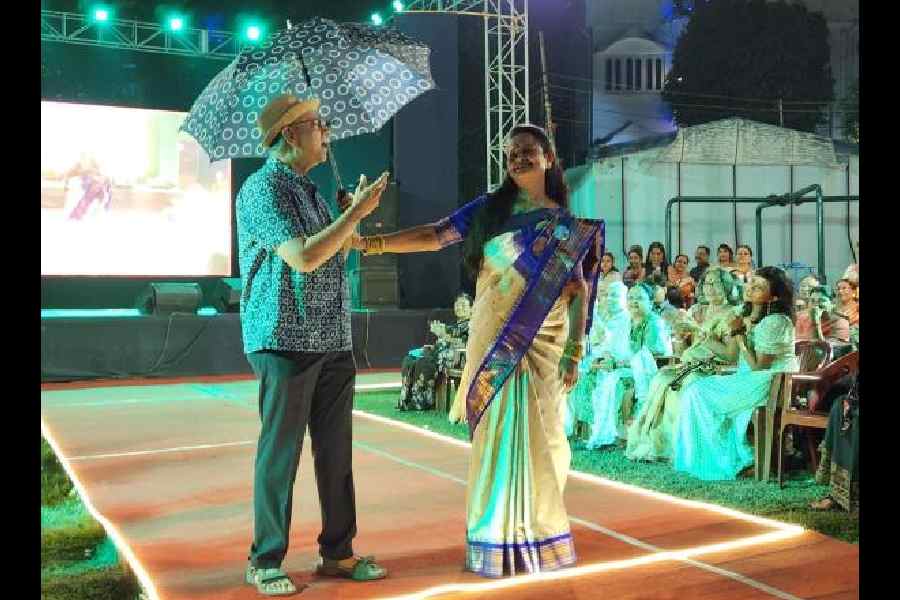 Sandip and Susmita De under an umbrella, swaying to Pyar hua ikraar hua