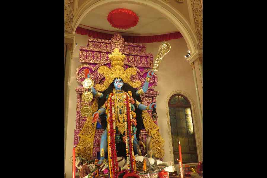The Kali idol at Maitri Sangha decked up with gold jewellery 