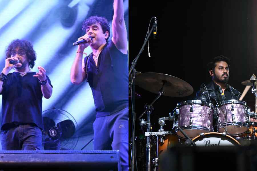 (l-r) When indie met rock! Palash Sen performed Hansnuhana without a rehearsal with Fossils. A Fossils concert is incomplete without headbangs and the audience banged their heads as Sambit Chatterjee joined Fossils on the drums as they performed Nemesis