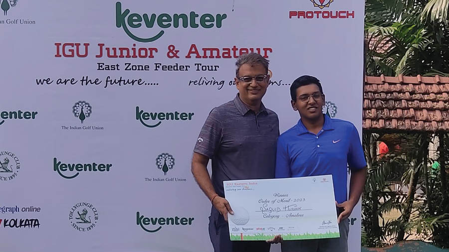 Saquib Hussain (right) felicitated by Indrajit Bhalotia