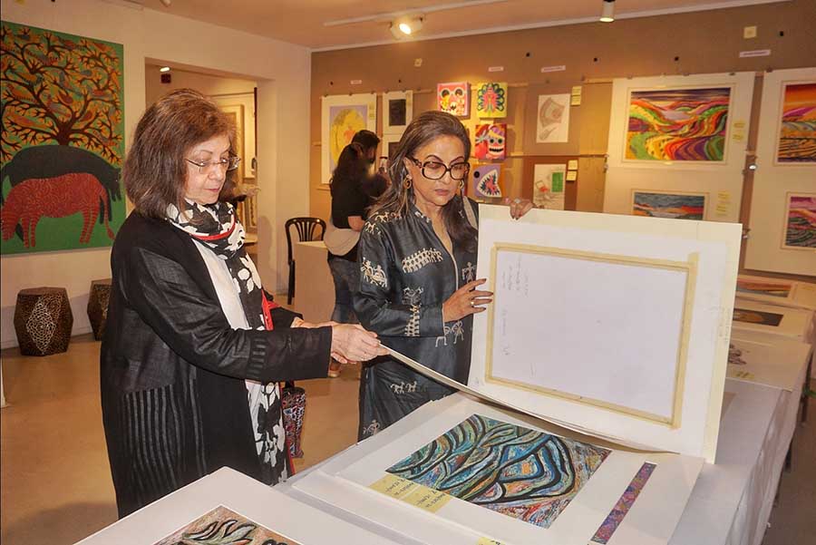 Guided by Rakhi Sarkar, the director of CIMA Art Gallery, Sen browsed through the captivating works by artists Chandrima Roy, Kartick Kamila, Satyajit Roy, Subir Dey and more 