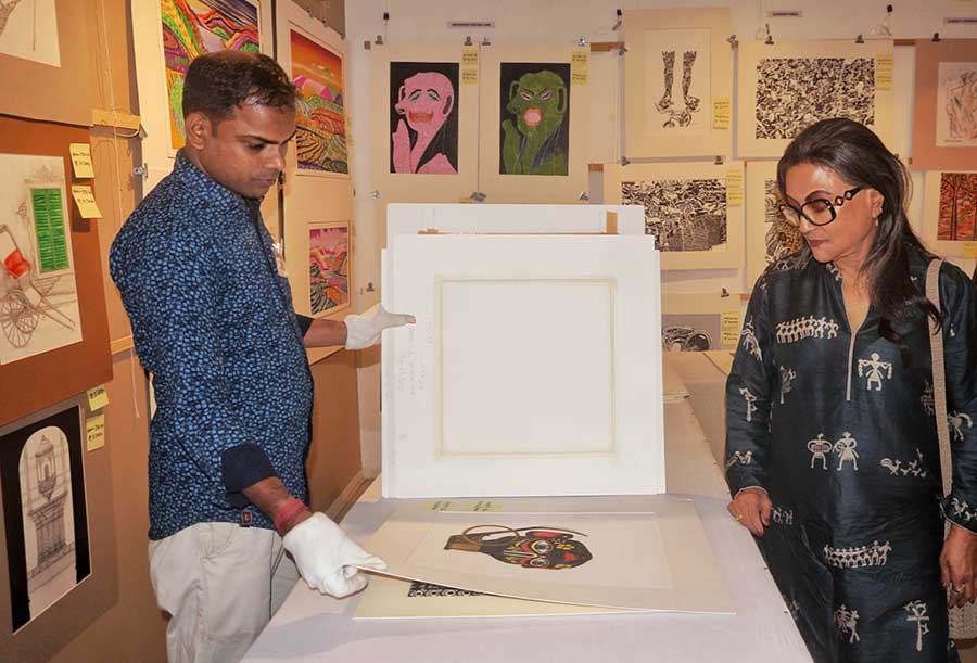 As the actor-director went around the gallery, she said, “Art Mela serves as a commendable avenue to bring quality art into homes. Without such initiatives, art becomes exclusive, limiting access for genuine admirers”