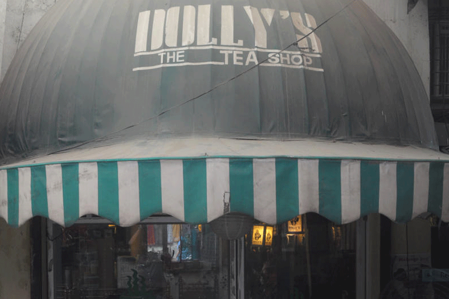 Dolly's tea shop at Dakshinapan.