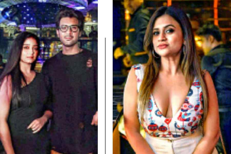 (l-r) Actors Dipanwita Rakshit and Syed Arefin twinned in black and kept their OOTN casual and chic. “I tried their mocktails and kebabs. They have a huge variety of mocktails; I tried the pineapple one it was really good,” said restaurateur Sonika Dey, looking pretty in a printed top and white trousers