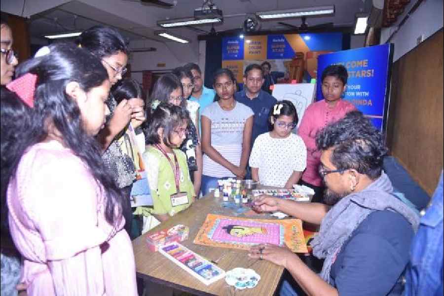 The winners of the Horlicks Pujo Super Star queue up to learn tips and tricks in painting from famous visual artist Sanatan Dinda
