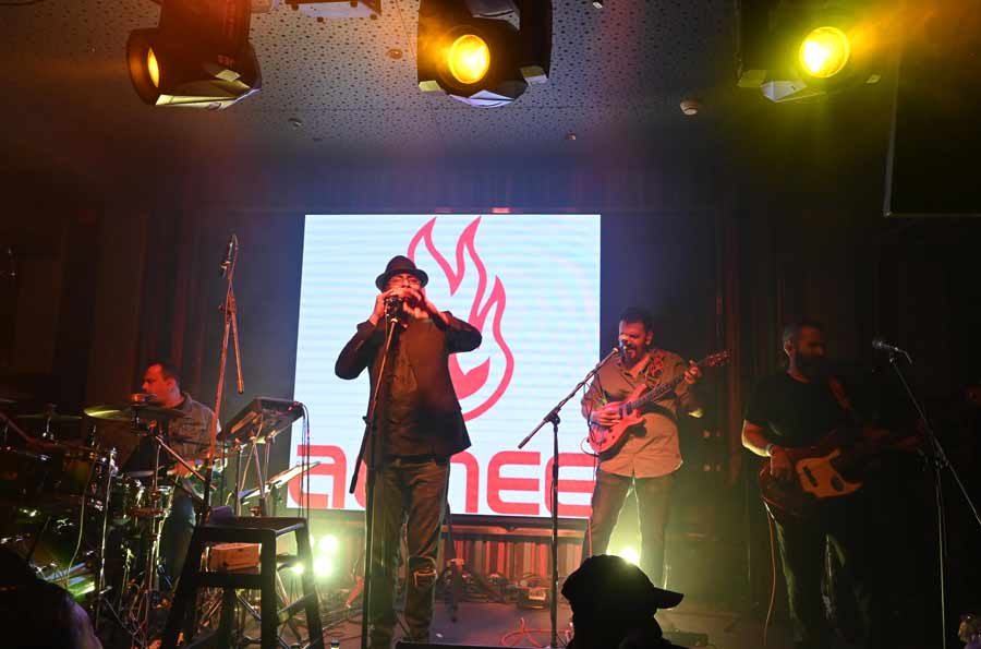 Popular Indian rock band Agnee was in Kolkata on November 25 to set the mood for a festive year-ender. The band, comprising Mohan Kannan, Kaustubh Dhavale aka Koco, Hrishikesh Datar aka Rishi and Chirayu made everyone present at the Hard Rock Cafe swoon, headbang and break into applause with their popular songs