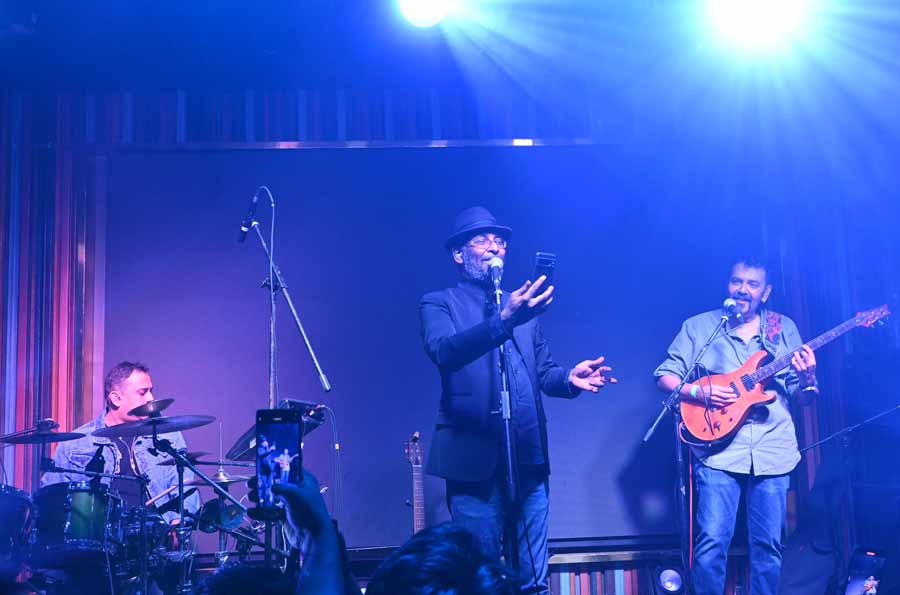 Kolkata boy Mohan spoke to the music aficionados at the Hard Rock Cafe in Bengali, and received hoots and cheers from them. The frontman of the band even took a video with the audience, as they sang ‘Aahatein’