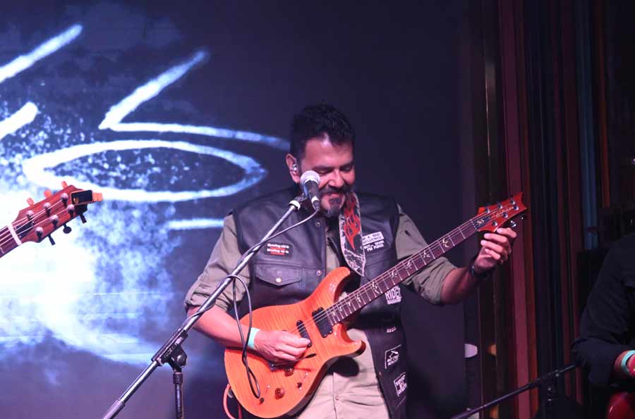 Koco’s mastery over the guitar chords set the stage and the dance floor on fire. The musician played quite a few solo sets strumming the guitar. He also sang ‘Desh ke naujawano’. Fun fact: Mohan and Koco founded Agnee in 2007