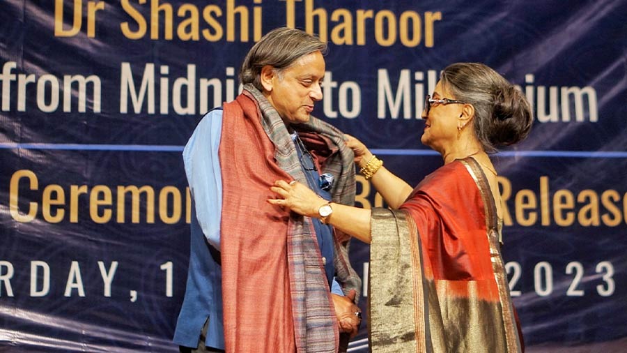 Aparna Sen felicitates Shashi Tharoor