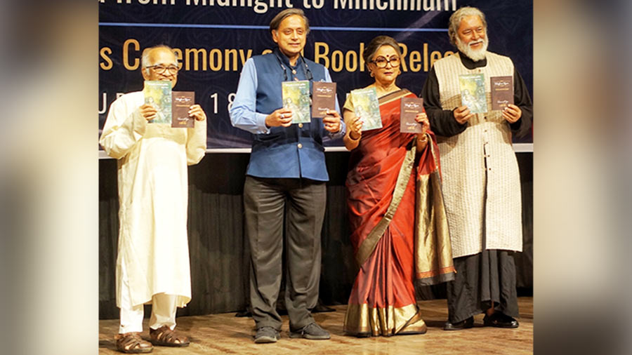 Works of Chidananda Dasgupta and Supriya Dasgupta were launched ahead of the third Chidananda Dasgupta Memorial Lecture. (L-R) Samik Bandyopadhyay, Shashi Tharoor, Aparna Sen and Kalyan Ray