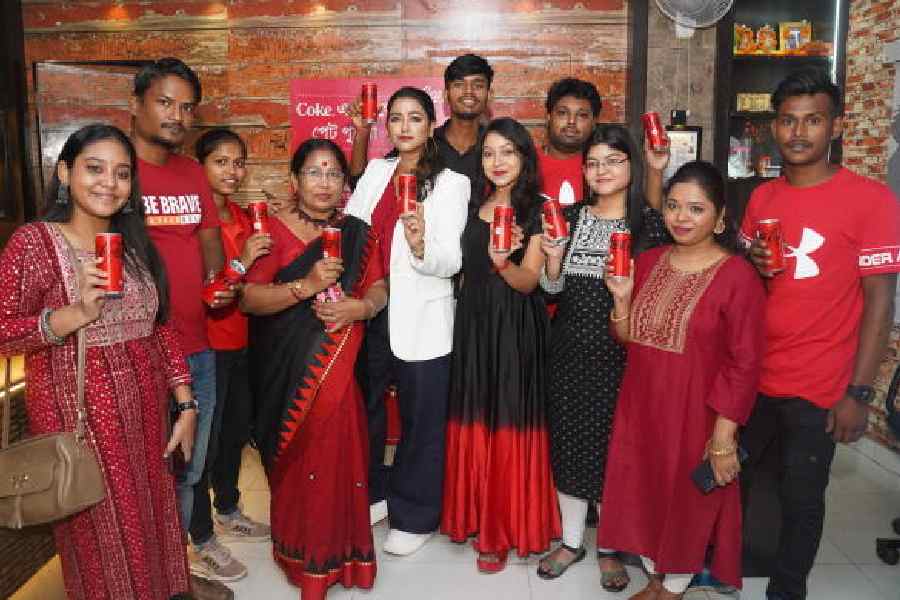 Dressed in coordinated tones of white, black and red, Sohini struck a pose for the cameras along with winners and their guests. Winners for Sodepur were Sayani Dey, Subhajit Karmakar, Mousumi Dutta, Koushik Datta and Sadhana Das. 