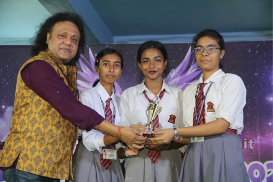 Chief Guest Pandit Tanmoy Bose handed over the trophy to the winners.