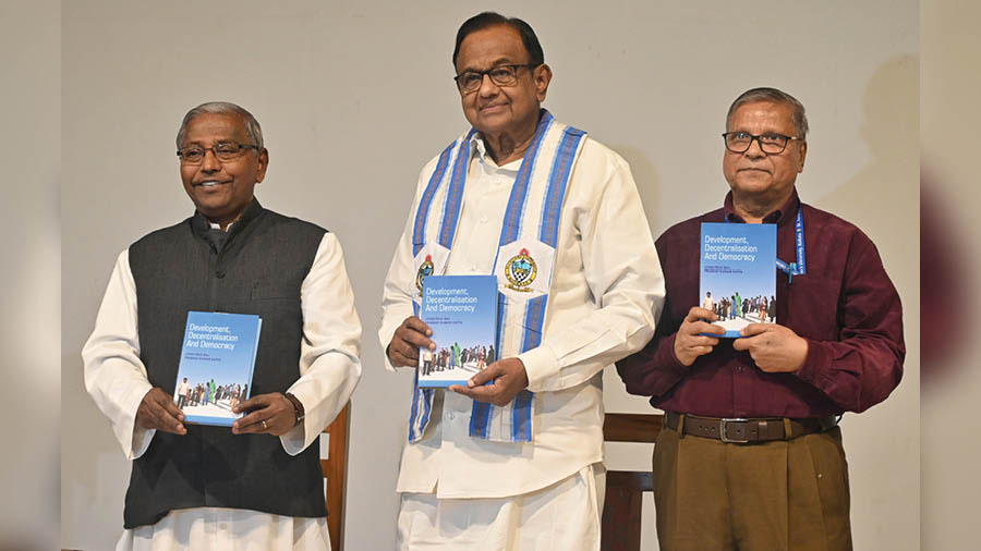 The book was launched in the presence of (left) St Xavier’s University vice-chancellor Father Felix Raj, and (right) Prof Dr Prabhat Kumar Datta. “I want to thank P. Chidambaram for accepting our invitation and being here exclusively for us. He not only visited our campus, but spent time with the Jesuits, being the alumnus of a Jesuit institution himself,” said Raj