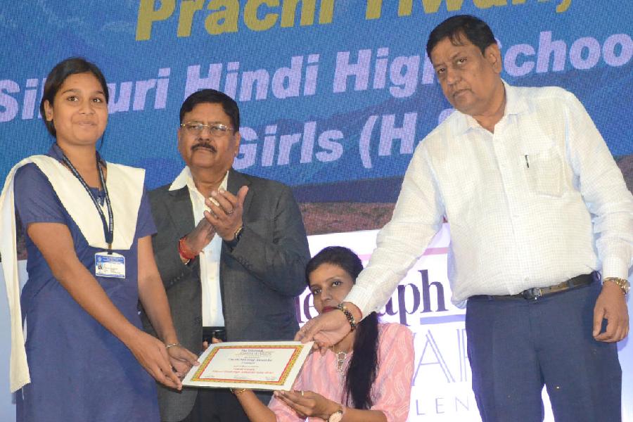 Prachi Tiwari gets The PCM Group Award for Courage from Group director Niranjan Mittal (right), Group chairman Kamal Mittal and special guest Puja Gupta. 