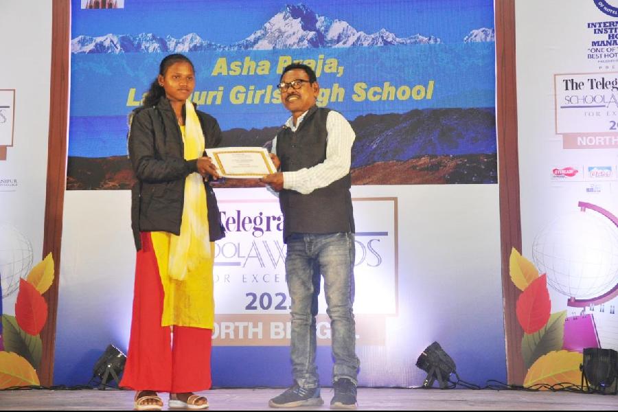 Asha Praja of Lataguri Girls’ High School, Jalpaiguri, receives a scholarship from Padma Shri Karimul Hak at the first edition of The IIHM presents The Telegraph School Awards for Excellence 2023 North Bengal, in Siliguri on Tuesday.