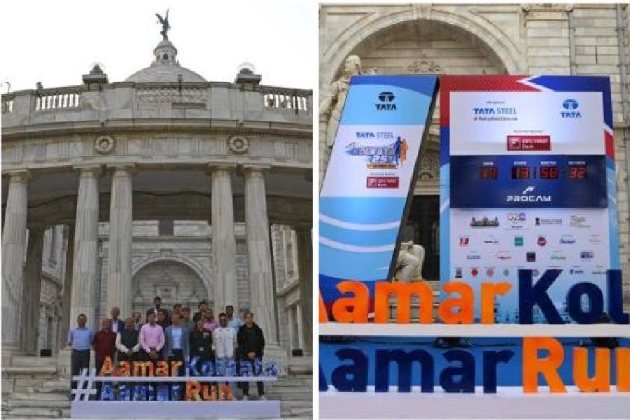 Organisers at the event at the Victoria Memorial on Wednesday; (right) the countdown clock of the TSK 25K that was unveiled