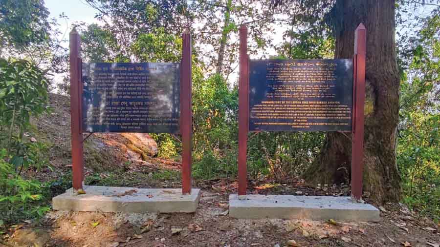 Signboards put up by the West Bengal Heritage Commission inside Dâmsâng fort