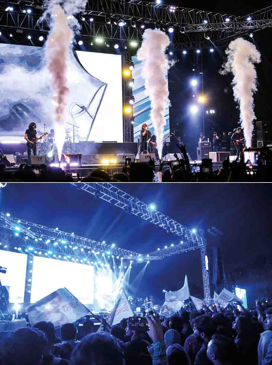 A Fossils sing-along has been a staple at the band’s shows and Nicco Park was no different. Blasting out pulsating favourites like ‘Bishakto Manush’, ‘Nemesis’ and ‘Ghreena’, Rupam also serenaded the crowd with ‘Janala’ and ‘Aro Ekbar’ 