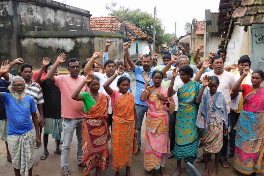 Angry villagers at Hansapahari in Bankura's Chatna after the wall collapse killed Purabi Hansda.