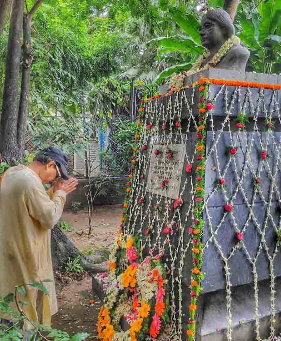 Government officials and people observed politician and reformer Leela Roy’s birth anniversary at Deshapriya Park on Monday. She was a close associate of Netaji Subhas Chandra Bose