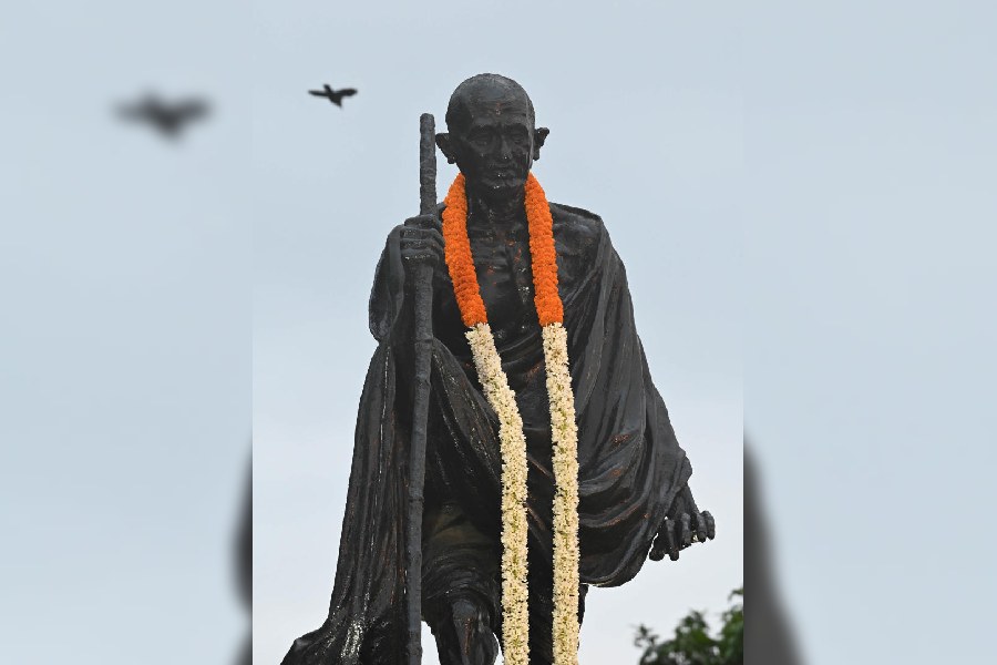 The Gandhi statue on Mayo Road without the spectacles on Gandhi Jayanti.