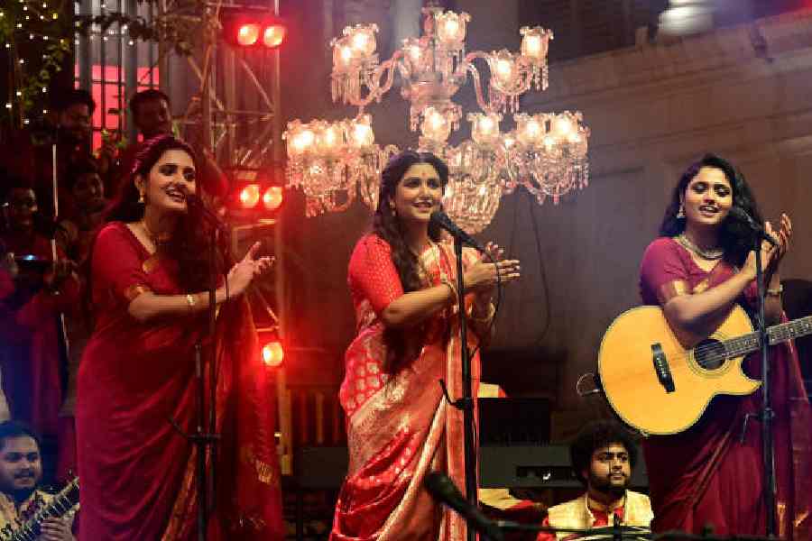 Somlata Acharyya Chowdhury (middle), (l-r) Anandi and Aheeri Chatterjee