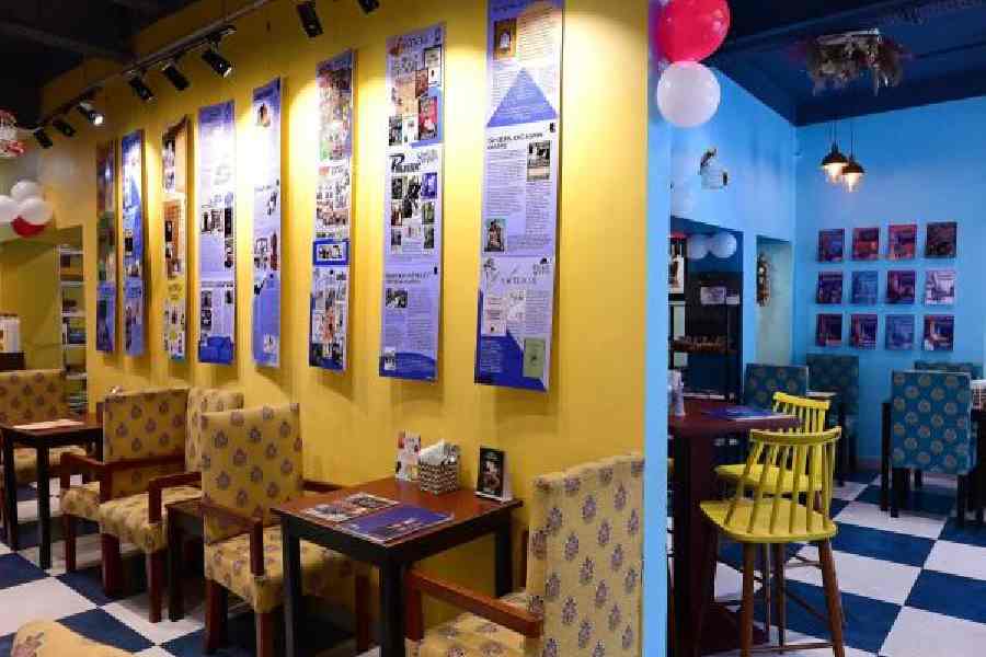 The entire café has been decorated with Sherlock Holmes theme-related posters and trivia, which are surely to bring out the detective nerd in you and ensure a great time at the café.