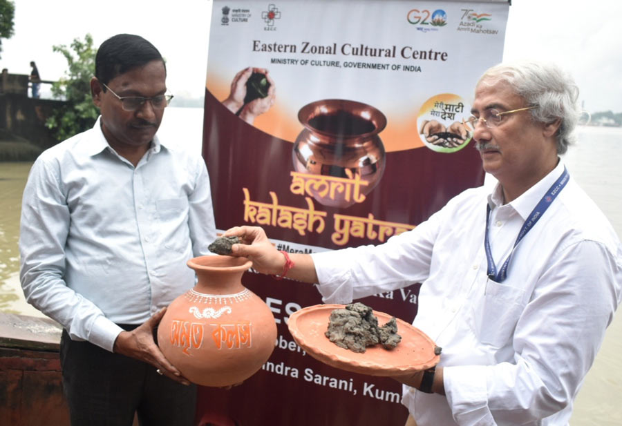 Clay collected as part of Amrit Kalash Yatra, ‘Meri Mati Mera Desh’, from Kumartuli Ghat on Wednesday. Eastern Zonal Cultural Centre, minister of culture had organised the event