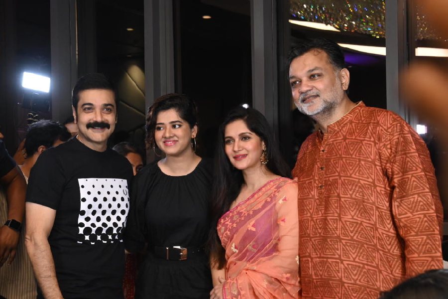 Srijit Mukherji Celebrates Birthday with Team Tolly, Dawshom Awbotaar Trailer Unveiled