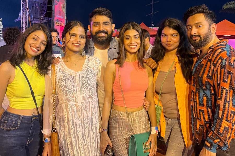 (L-R) Divyani Banthia, Anisha Maitra, Himank Pandit, Priyal Rajgiria, Sushmita Prasad and Neel Ajmera enjoyed the show together and said, “It was a hit of nostalgia for us. It was like our whole childhood flashed in front of our eyes as he kept dropping the 90s hits. And what energy! Truly had a lot of fun.” 