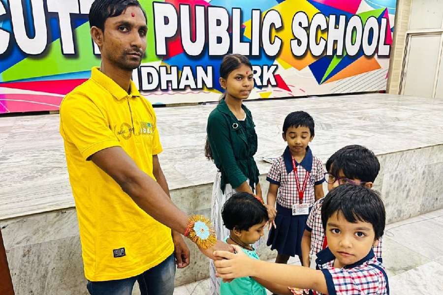 The little ones of CPS, Bidhan Park, tie rakhis on the school helpers' family members and have fun with their kids.