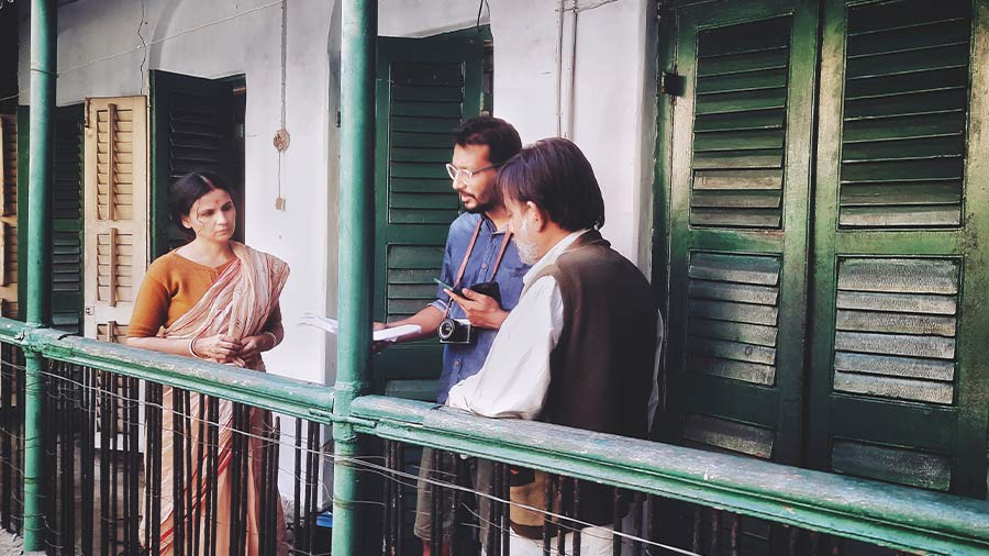 Prataya Saha (centre) during the filming of ‘Shonar Khacha’ in Kolkata