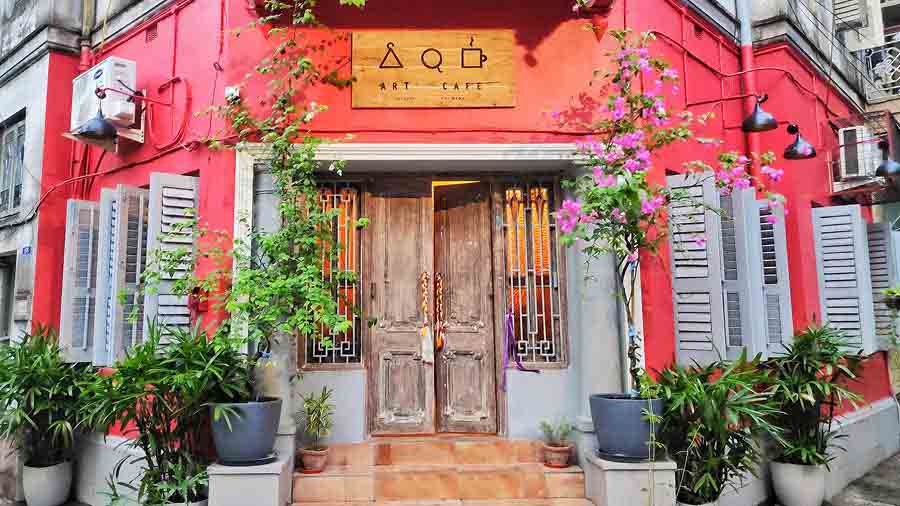 In the quiet neighbourhood of Dr Sarat Banerjee Road lies this cute cafe with red walls and white shutters. The vibrant orange tiles leading up to the two wooden doors with green plants on either side, create a lively entrance